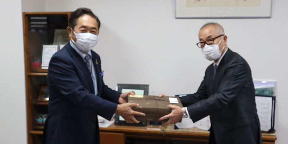 記念品贈呈の写真
